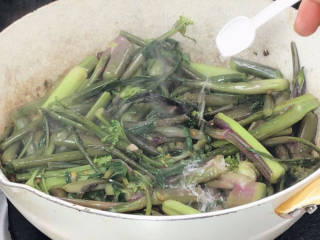 酸辣红菜苔,加盐、醋、味精翻炒均匀至入味