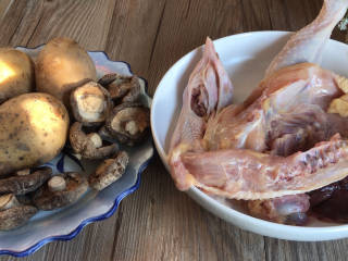 土豆香菇焖鸡,备好食材