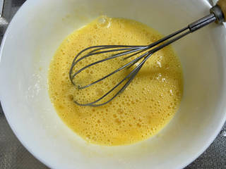 滑蛋牛肉➕番茄肥肉滑蛋,鸡蛋打入碗中，加少许食盐，搅拌成均匀蛋液，