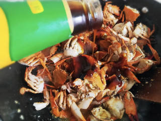 家常炒螃蟹,翻炒一下，开始加调料，蚝油，生抽，豆瓣酱，有了这些，基本是不需要加盐的，口重的亲可以再加点盐。