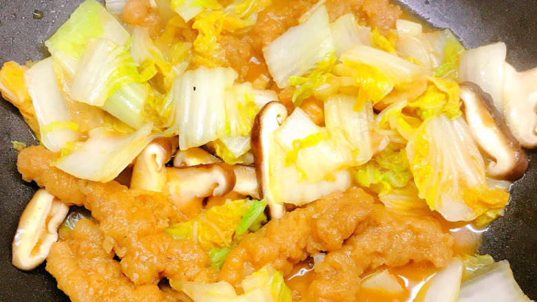 白菜烩小酥肉,拌匀出锅