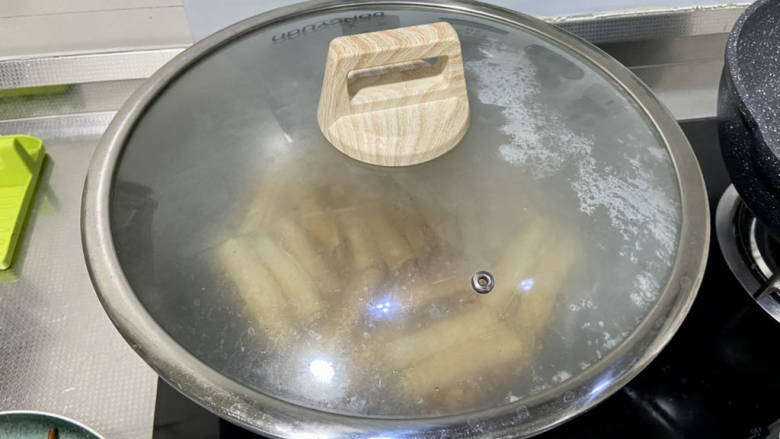 金针菇豆皮卷,加盖小火炖煮5分钟
