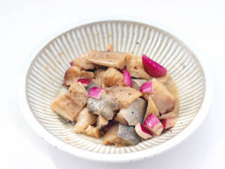 蒜香牙签鳕鱼,所有的食材和调料混合搅拌均匀后，腌制半个小时。