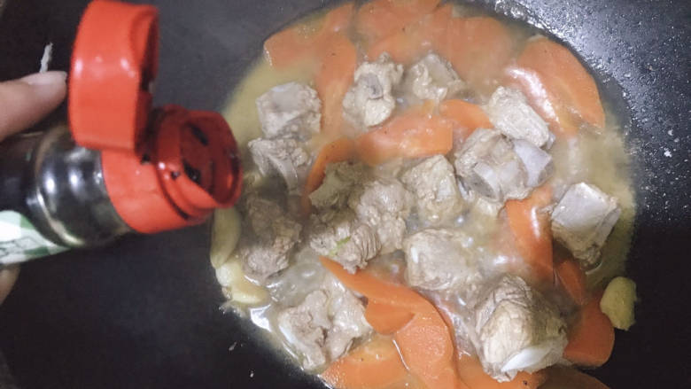 胡萝卜烧排骨,加温水，加适量老抽，盖上锅盖焖7~8分钟