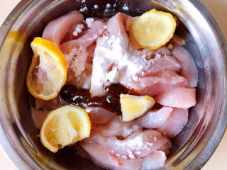 柠檬鸡柳,放入盐、黑胡椒酱、淀粉、柠檬片、蜂蜜，搅拌均匀。