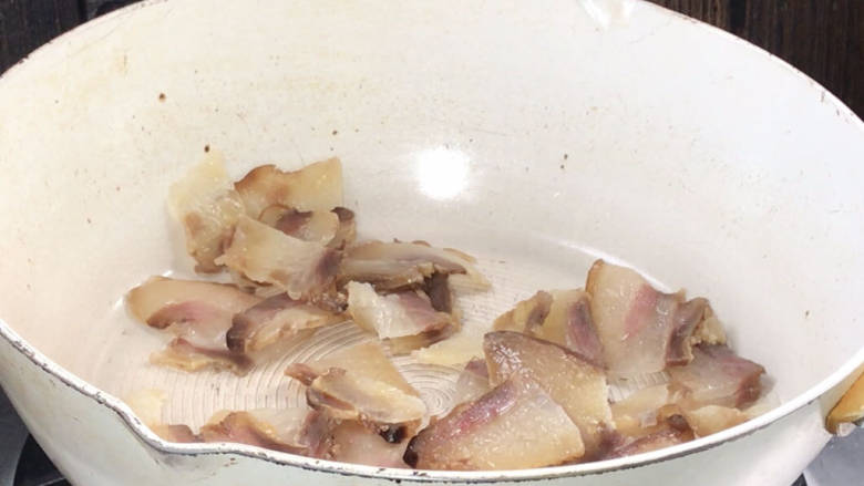 干锅腊鱼,再起锅，放入腊肉，煸炒至出油