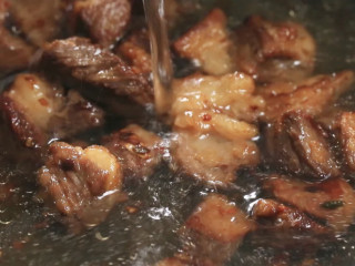 牛肉炖芋头,汤没过牛肉，不用太多，这时候，我一般把所有材料倒入电压力锅炖煮，因为这样肉会比较烂。适当加一些盐。