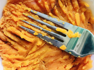 芝士烤红薯,用叉子压平