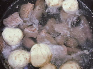 牛肉丸子汤,小火再继续焖煮2-4分钟