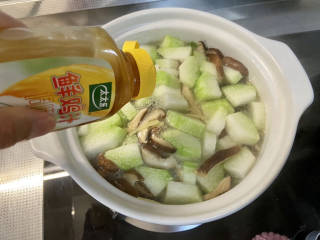 冬瓜瘦肉汤➕冬瓜香菇鸡肉汤,加入适量热水，煮开后加入一茶匙太太乐鸡汁