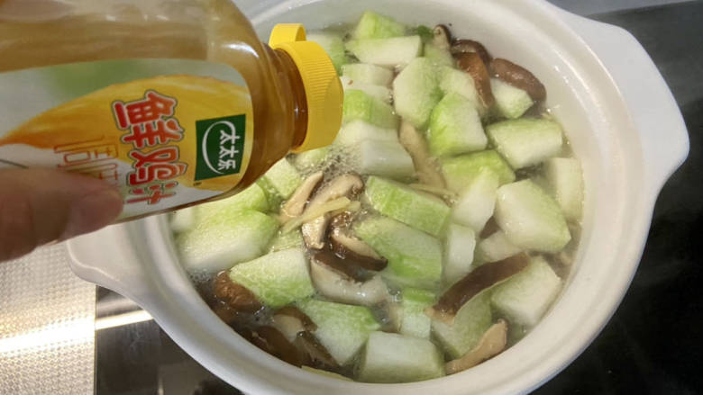 冬瓜瘦肉汤➕冬瓜香菇鸡肉汤,加入适量热水，煮开后加入一茶匙太太乐鸡汁