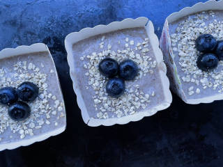 蓝莓酸奶马芬,表面还可以点缀几颗蓝莓，撒点燕麦。
