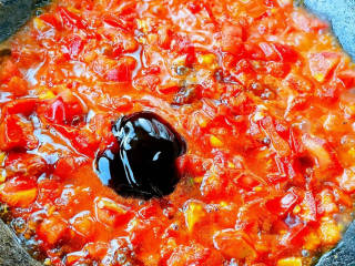 番茄午餐肉煎蛋乌冬面,放入番茄炒出汤汁加入调味料一品鲜酱油、蚝油、糖炒匀