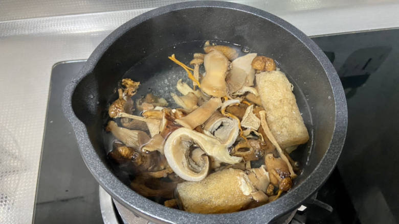 鲫鱼豆腐菇菌汤,坐锅烧水，水开加入菌菇，焯水两分钟捞出