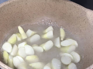 茭白茄子焖肉,就着开水，放入茭白，煮沸后捞出备用