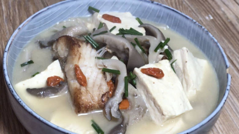 平菇豆腐清炖鱼汤,出锅装入容器中，也可以用火锅边咕噜边吃更爽