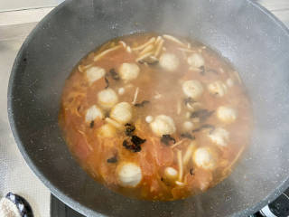 虾滑汤➕番茄白玉菇虾滑汤,加入一小把干裙带菜，这个是速发的，煮两分钟就好，也可以泡发后再加入