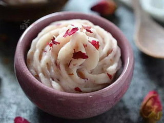 山药红豆糕,实际上这样的山药泥中加入一点糖，还有果酱，或者撒点玫瑰花瓣就可以直接食用啦。