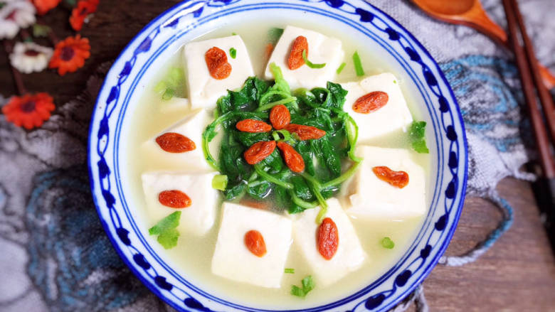 豆腐萝卜苗汤,一道美味的豆腐枸杞萝卜苗汤就做好了