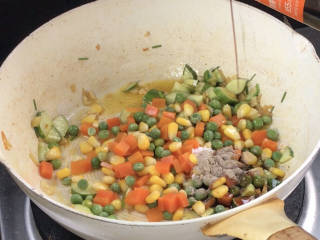 五彩虾仁,放入所有的蔬菜丁，加入盐、胡椒粉和生抽翻炒均匀