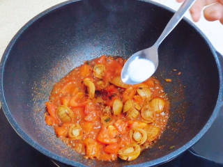番茄海鲜饭,一直翻炒至番茄化掉，与鲍鱼融合一起，撒入糖