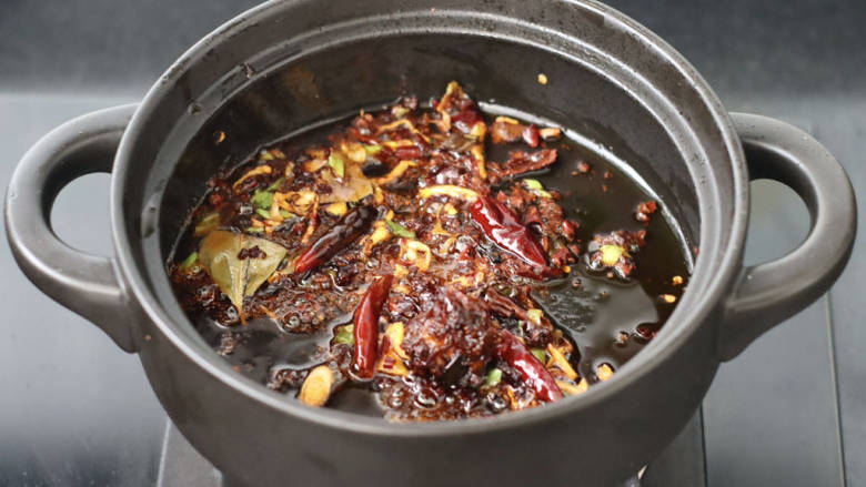 青口什锦火锅,小火慢慢炒出香味红油。