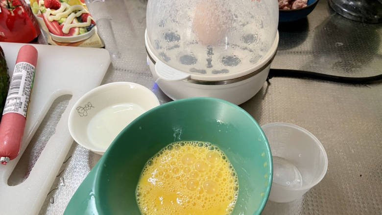土豆泥蛋卷,剩下一个鸡蛋用蒸蛋器蒸熟