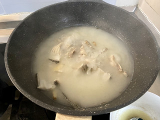金汤鱼,煮成奶白鱼汤，盛出备用