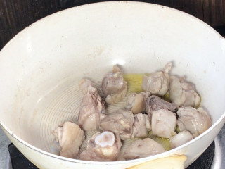 板栗焖鸡肉,再起锅热油，放入鸡肉，煎炒至表面金黄