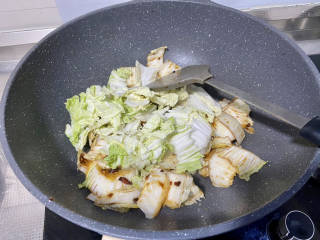 白菜烩小酥肉,加入白菜叶，中火翻炒变软