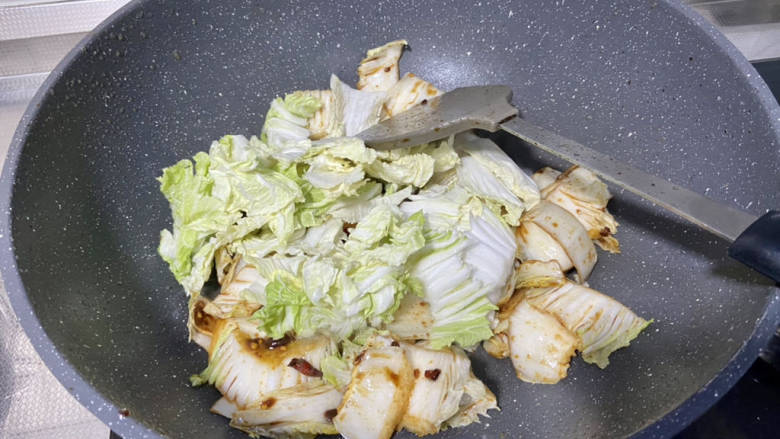 白菜烩小酥肉,加入白菜叶，中火翻炒变软