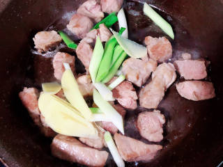 香菇板栗焖饭,放入葱姜、蒜苗爆香。