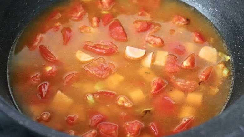 番茄金汤饺子,倒入适量的清水。