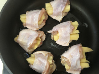网红土豆酿鸡翅,锅中放油，放入鸡翅。
