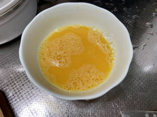 番茄黄瓜炒蛋,鸡蛋打入碗中加少许食盐，搅打成均匀蛋液