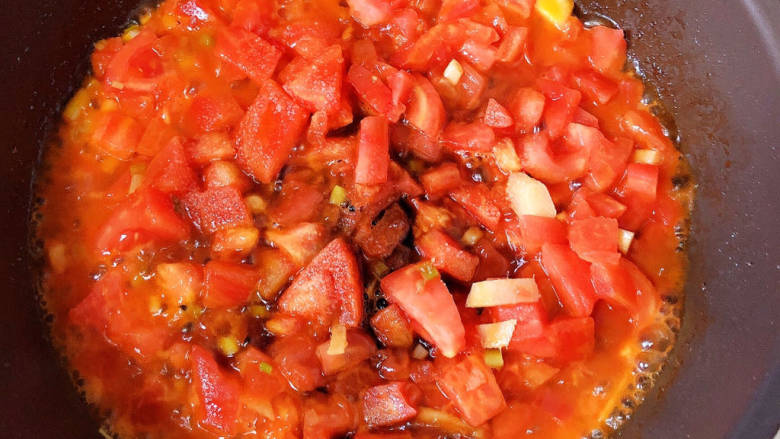番茄炒鱼片,放入西红柿翻炒均匀，放入盐、生抽。