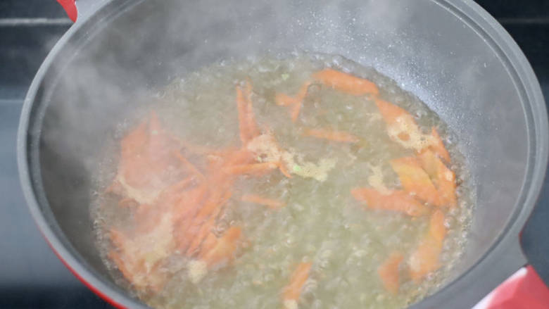 荷兰豆炒香肠,把胡萝卜片也放入锅中焯水变软捞出过凉水。