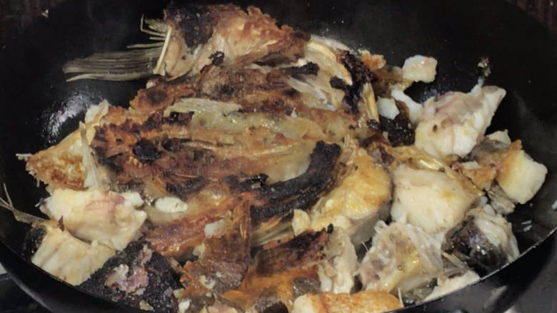 干锅鱼,2分钟后打开锅盖，煎至出香味，翻面煎至两面金黄