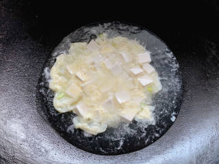 豆腐蛋花汤,再次沸腾，即可盛出