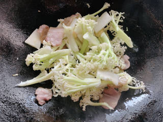 干锅菜花五花肉,再加入洗净切小朵的花菜，并加少许清水