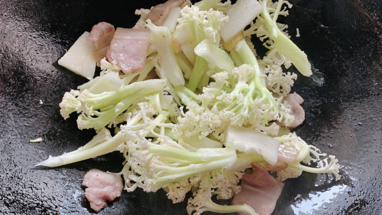 干锅菜花五花肉,再加入洗净切小朵的花菜，并加少许清水