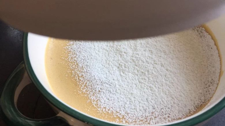 红枣切糕,筛入低筋粉