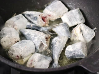 #闹元宵#春天一定要吃的红烧鲅鱼,起油锅，鲅鱼裹上一层薄薄的米粉，放入锅中。