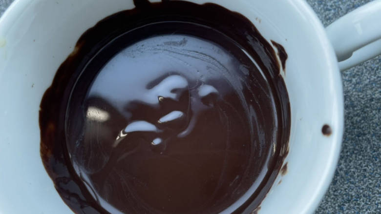 #闹元宵#巧克力脆皮汤圆,隔水加热至全部融化。