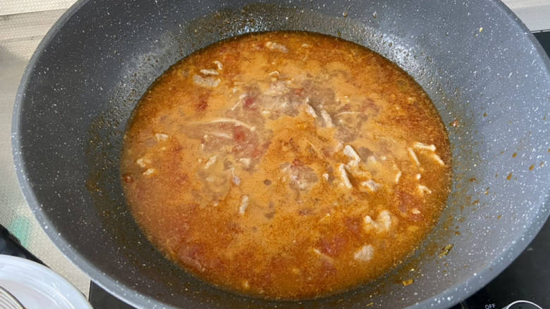 酸汤肉片,保持小火汤汁微沸，一片片下入腌制好的肉片，全部加入后，用勺子推动，转中火，煮到肉片变白浮起
