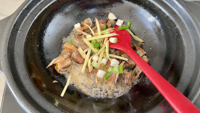 虾仁豆腐煲,下虾头，葱白，姜丝，小火煸炒，