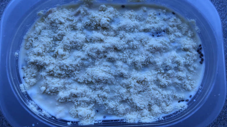 燕麦牛奶豆乳盒子,最后铺一层豆浆粉。