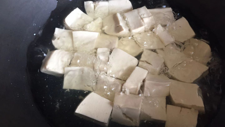 白果炖豆腐,开水下锅焯水，去掉点豆腥味
