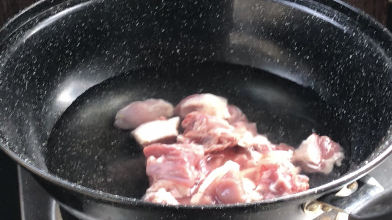 鸭肉烧冬瓜,放入锅中，煮沸