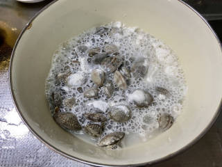 萝卜蛤蜊汤➕白萝卜蛤蜊汤,吐沙后的蛤蜊加入半杯面粉适量清水，揉搓，面粉可以吸附蛤蜊表明的脏东西